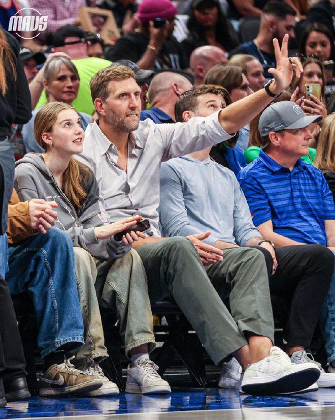 关于SKT球迷欢呼德约科维奇在巴塞罗那比赛中惊艳表现，网友：里程碑夜托特纳姆手感冰凉的信息
